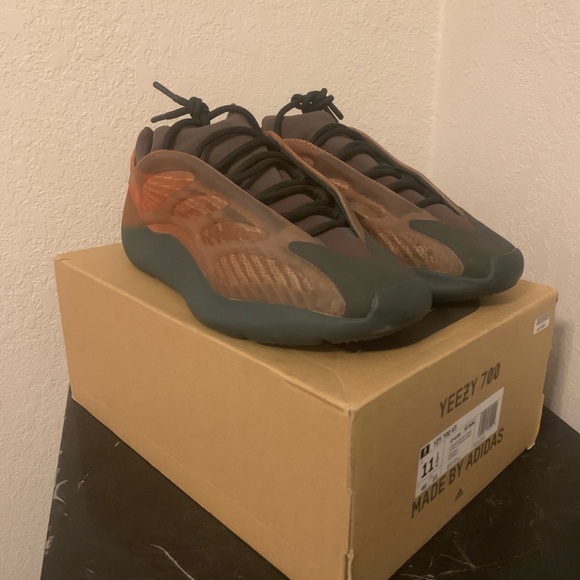 YEEZY 700 V3 COPPER FADE SIZE 11.5M - Picture 4 of 6